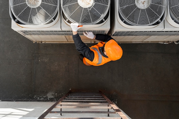 Homme de tir complet travaillant avec de l'équipement