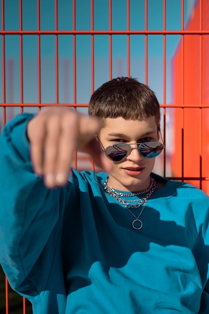 Photo gratuite homme de tir moyen avec des lunettes de soleil