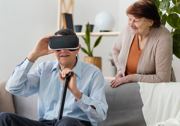 Homme de tir moyen avec des lunettes vr