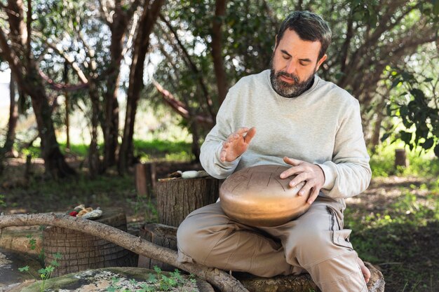 Homme de tir moyen avec objet artisanal