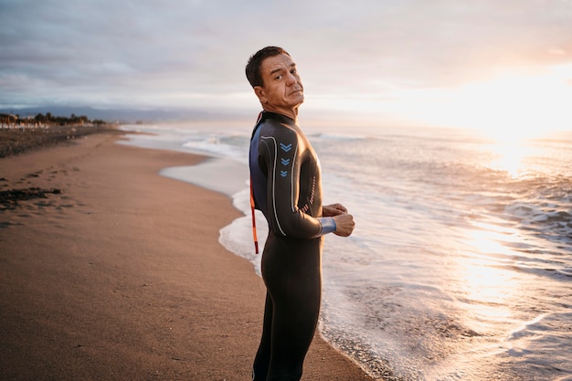 Photo gratuite homme de tir moyen sur la plage