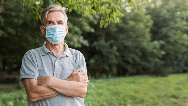 Homme de tir moyen posant dans la nature