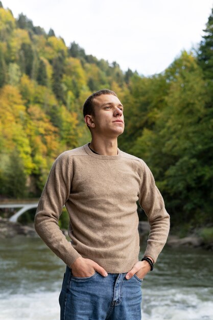 Homme de tir moyen posant dans la nature