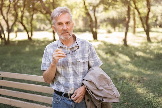 Homme de tir moyen posant dans le parc