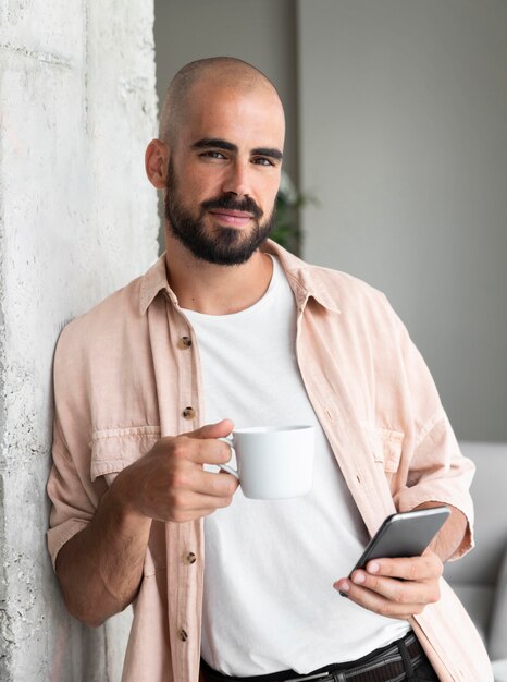 Homme de tir moyen avec smartphone