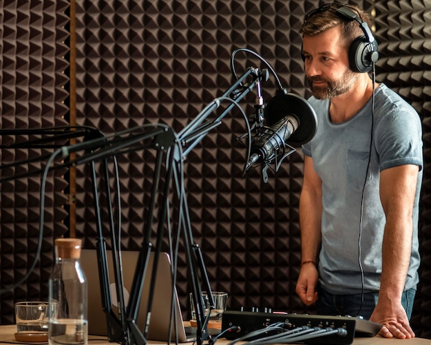 Homme de tir moyen à la station de radio