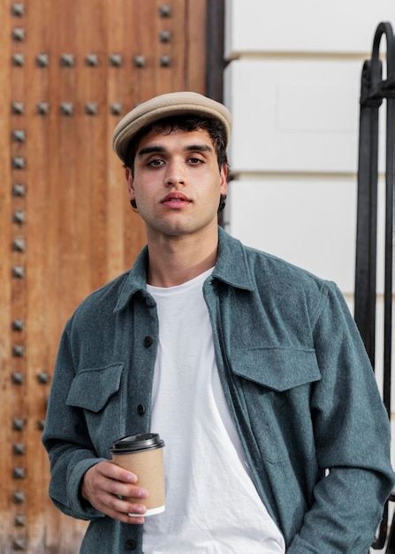 Photo gratuite homme de tir moyen avec tasse de café