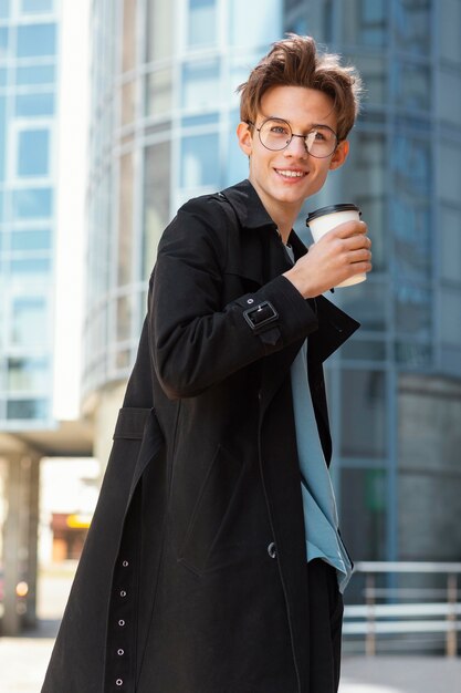 Homme de tir moyen avec tasse de café