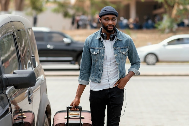 Homme de tir moyen transportant des bagages