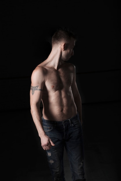 Homme torse nu en jeans