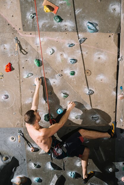 Homme torse nu sur le mur