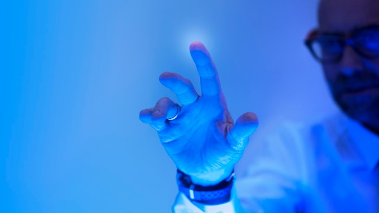 Photo gratuit homme touchant l'écran bleu futuriste