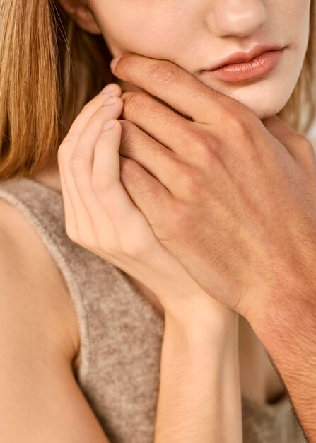 Homme touchant le menton de la femme avec sa main