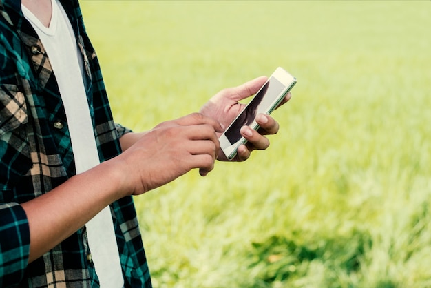 Homme touchant son téléphone