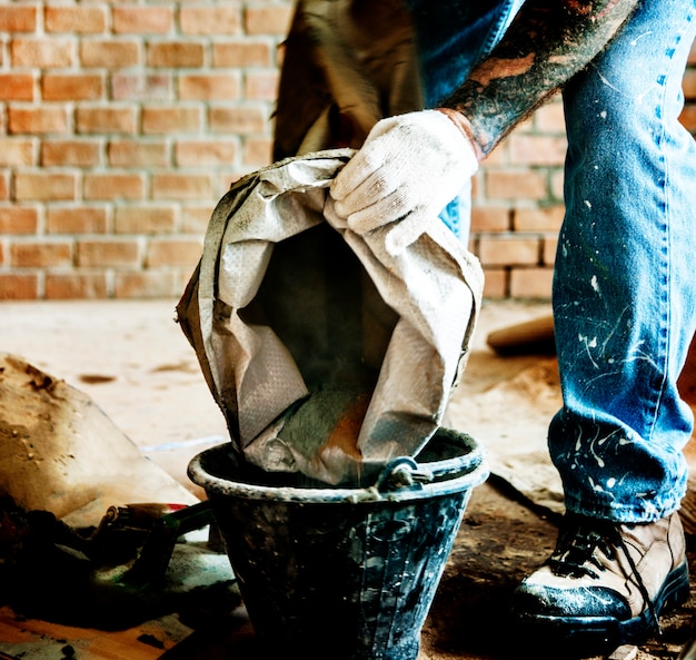 Homme à tout faire préparer l'utilisation du ciment pour la construction