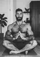 Photo gratuite un homme en train de pratiquer le yoga.