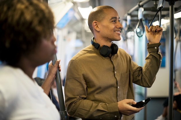 Homme, train, tenue, smartphone