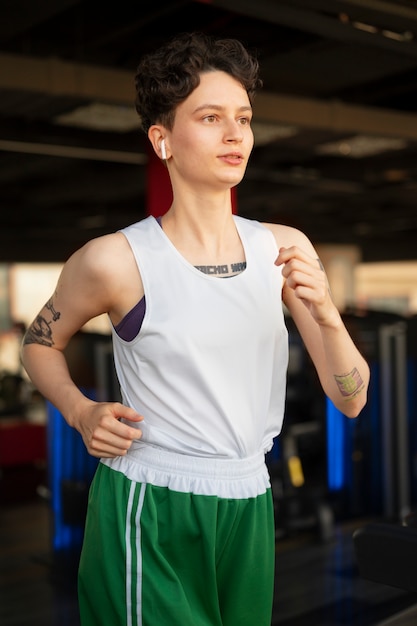 Photo gratuite homme trans qui s'entraîne à la salle de sport