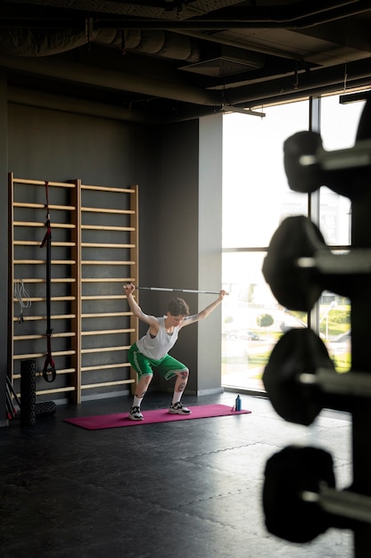 Photo gratuite homme trans travaillant et faisant de l'exercice à la salle de gym