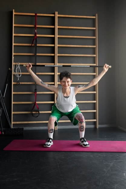 Homme trans travaillant et faisant de l'exercice à la salle de sport