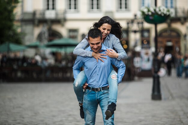 Homme, transport, rire, girl, dos