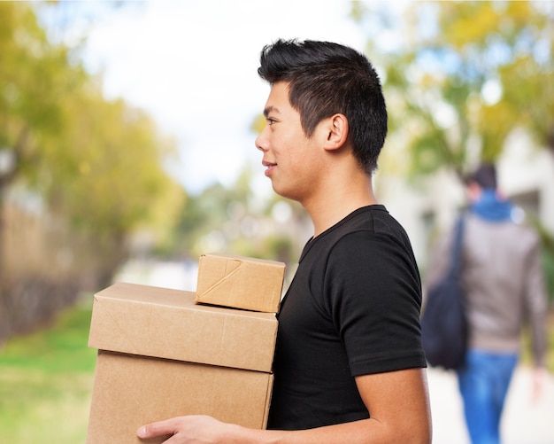 Homme transportant des boîtes en carton