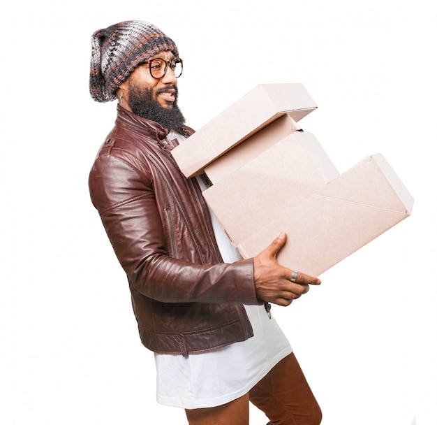 Photo gratuite homme transportant plusieurs boîtes en carton