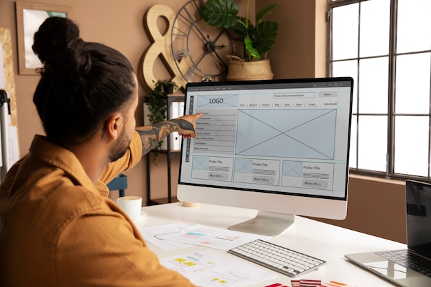 Homme travaillant au bureau coup moyen