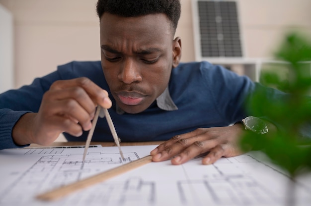 Photo gratuite homme travaillant au projet d'environnement