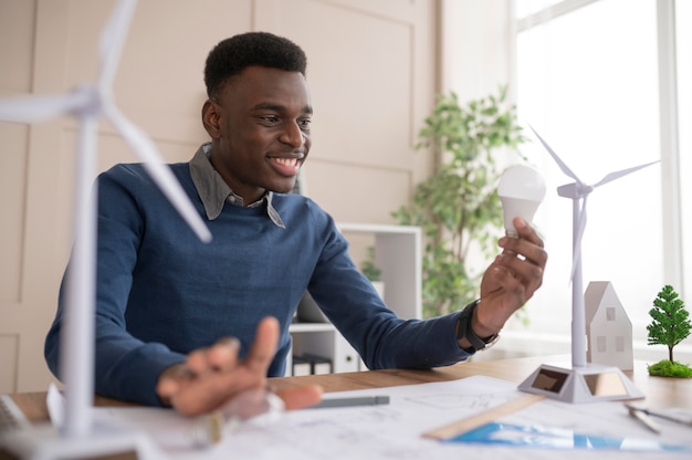 Homme travaillant au projet d'environnement