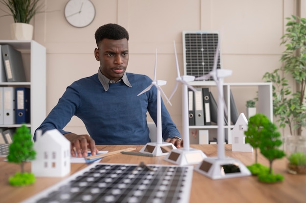 Photo gratuite homme travaillant au projet d'environnement