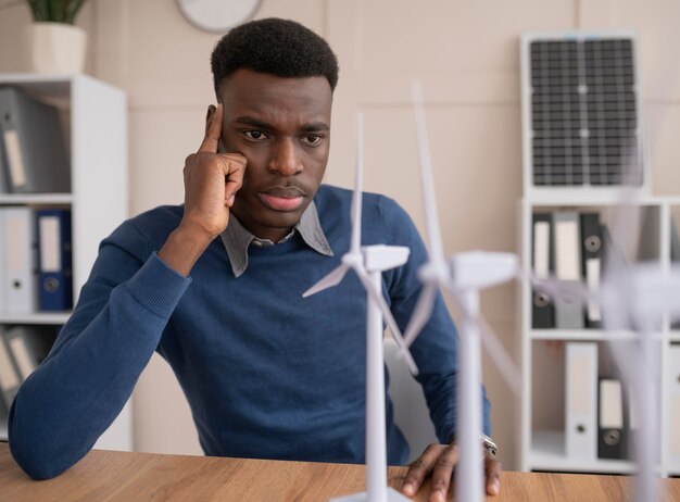 Homme travaillant au projet d'environnement