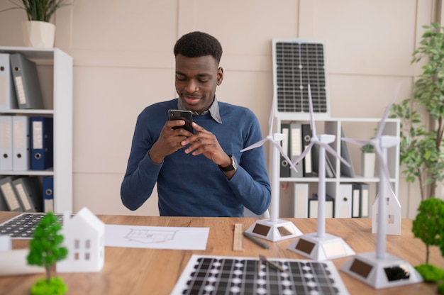 Photo gratuite homme travaillant au projet d'environnement