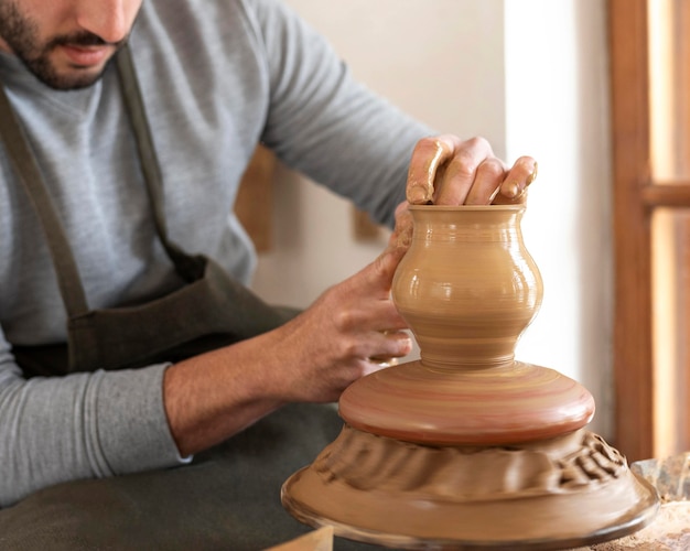 Homme travaillant dans l'atelier de poterie