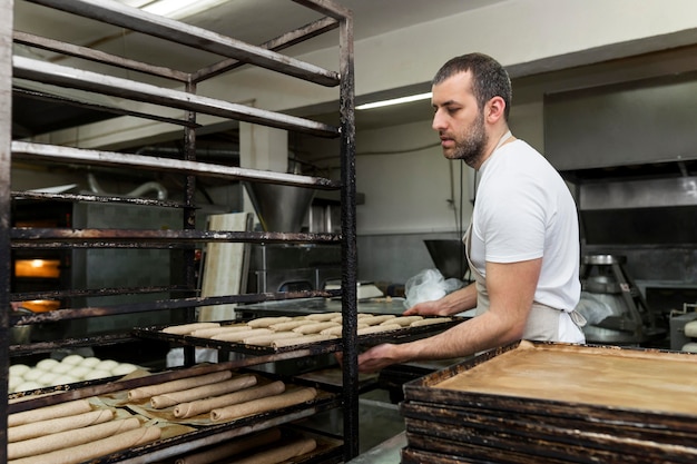 Photo gratuite homme travaillant dans une boulangerie de pain