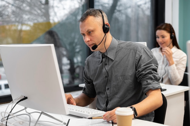 Homme travaillant dans un bureau de centre d'appels