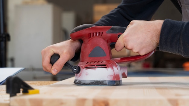 Homme travaillant dans un entrepôt de panneaux mdf