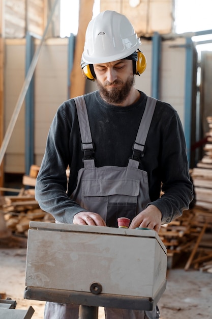 Photo gratuite homme travaillant dans un entrepôt de panneaux mdf