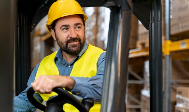 Homme travaillant dans l'entrepôt