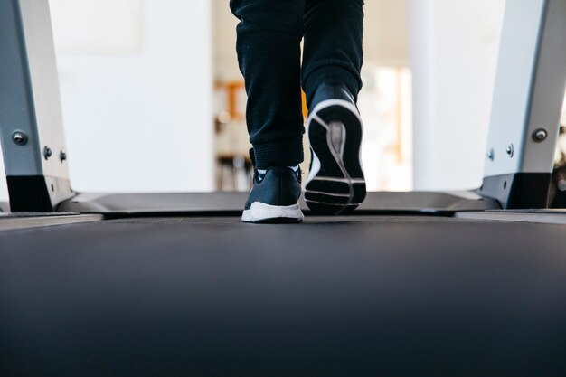 Homme travaillant dans la salle de gym