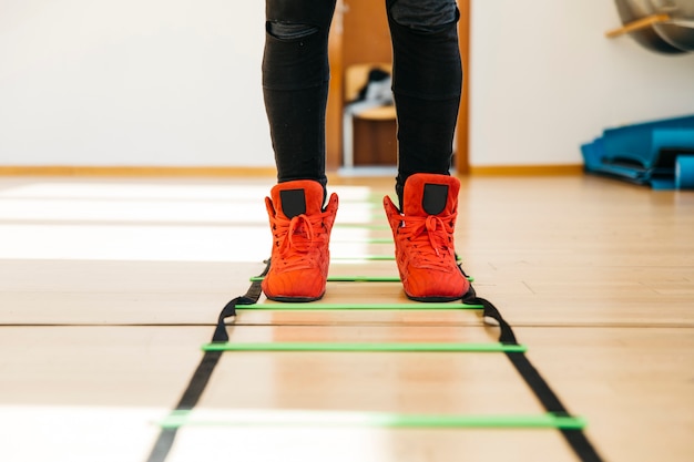 Photo gratuite homme travaillant dans la salle de gym