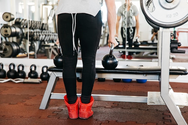 Photo gratuite homme travaillant dans la salle de gym