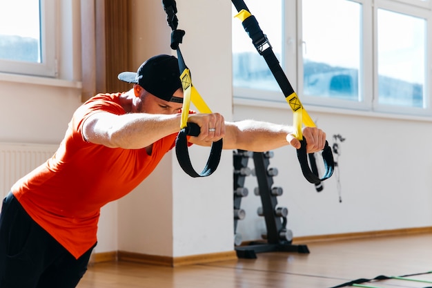 Photo gratuite homme travaillant dans la salle de gym