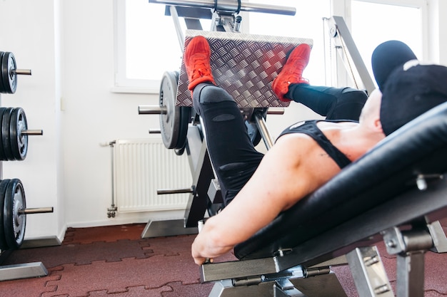 Photo gratuite homme travaillant dans la salle de gym