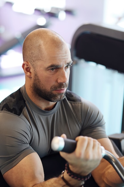 homme travaillant dans une salle de sport