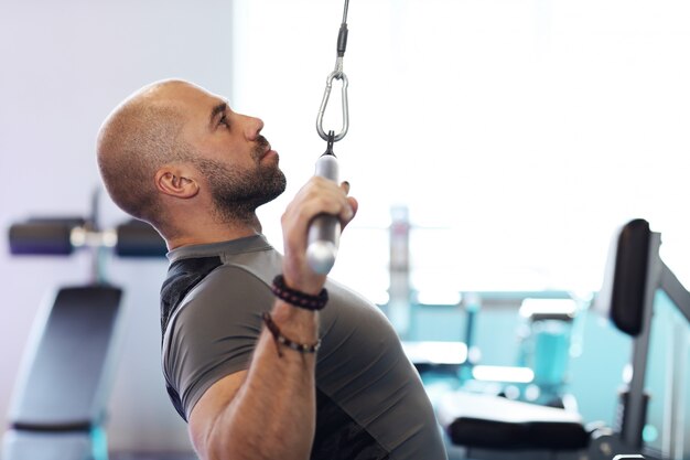 homme travaillant dans une salle de sport