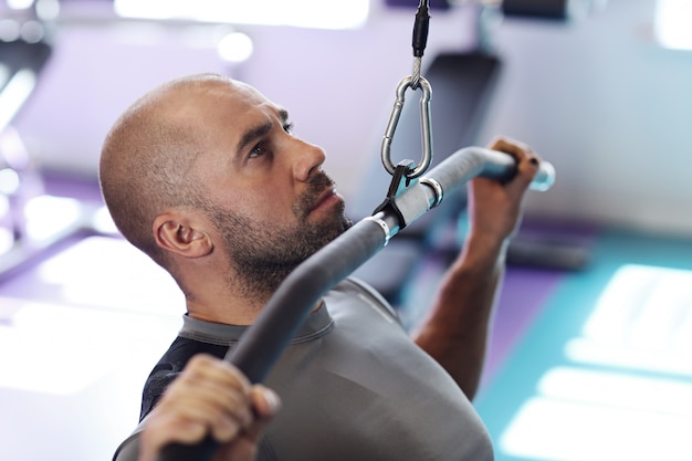 homme travaillant dans une salle de sport