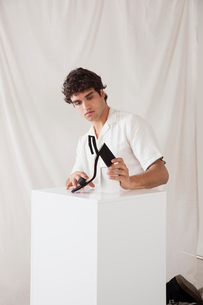 Homme travaillant dans son studio de photographie