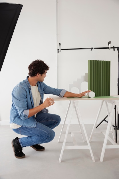 Homme travaillant dans son studio de photographie