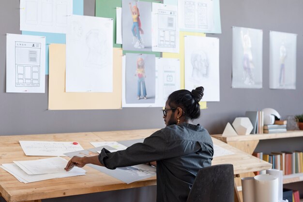 Homme travaillant dans un studio d'animation